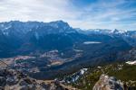 Alpspitze ganz links, und Eibsee zwischen Zugspitze und Daniel