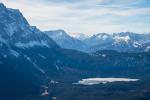 Der zugefrorene Eibsee, dahinter der Wannig mit der Handschuhspitze