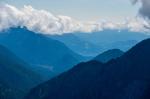 Blick nach Garmisch, mit dem Kramer links, und dem Wank dahinter in den Wolken