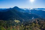 Die Pessenbacher Alm, dahinter die Glaswand und danach die Benediktenwand