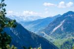 Rechts der Fahrenbergkopf, dahinter der Simetsberg und im Hintergrund die Dreitorspitzen